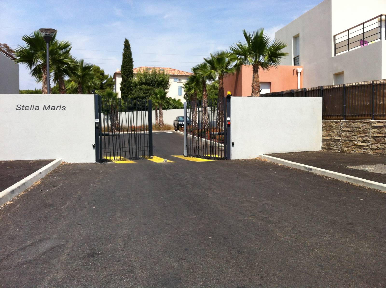 Portail battant motorisé installé à l'entré d'une copropriété à Aix en Provence 