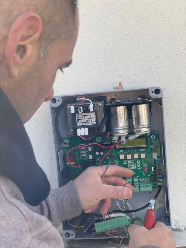 Remplacement des condensateurs 10 µF sur moteur CAME FAST 70 : une opération essentielle pour restaurer l’impulsion électrique du portail.